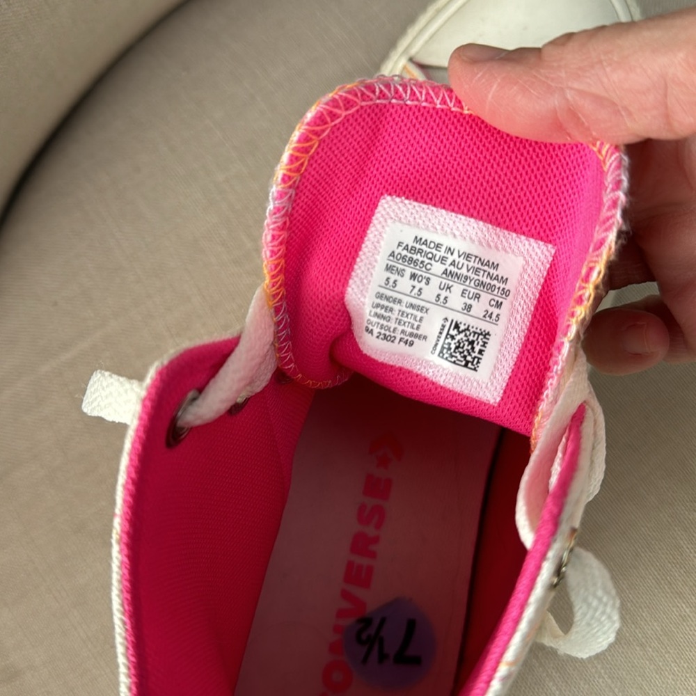 Women’s Converse - Picture 7 of 8